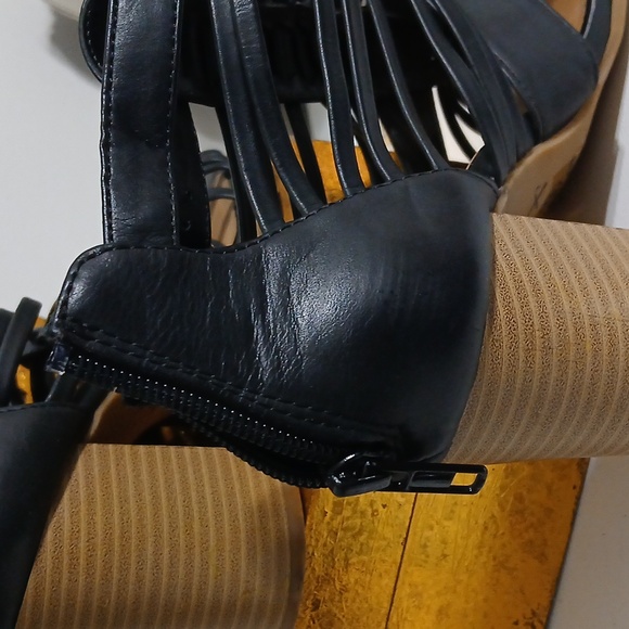 Delcious Elegant Black Strappy Heeled Sandals Size 6 - Picture 2 of 4